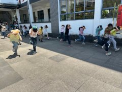 <strong>用书包、书本护住</strong>